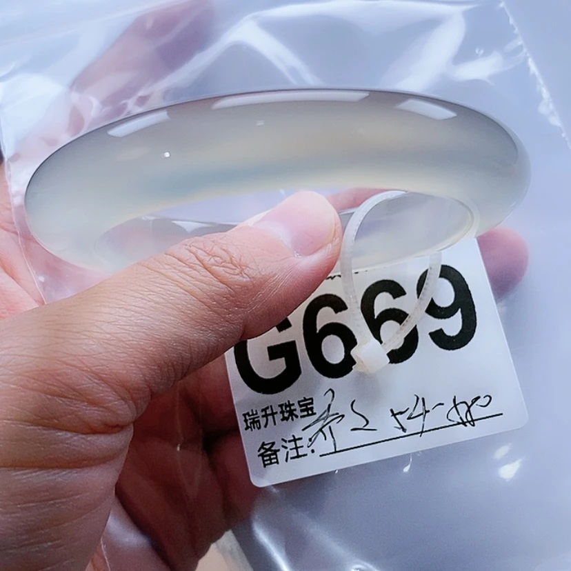 【闪购商品】玛瑙/玉髓手镯未镶嵌乔*?