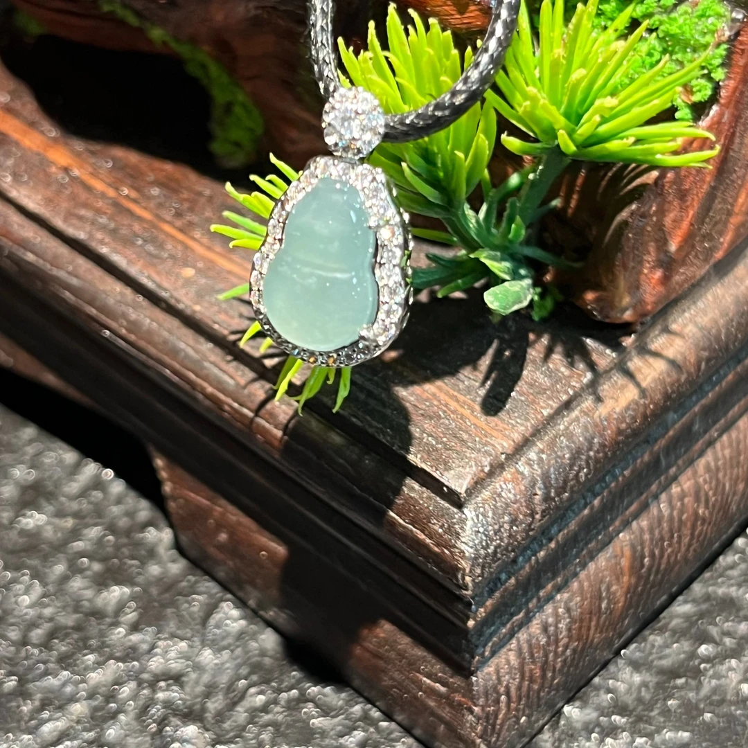 天然翡翠a货葫芦镶嵌款吊坠