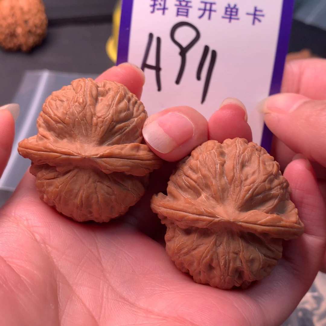 文玩核桃吊坠金麒麟