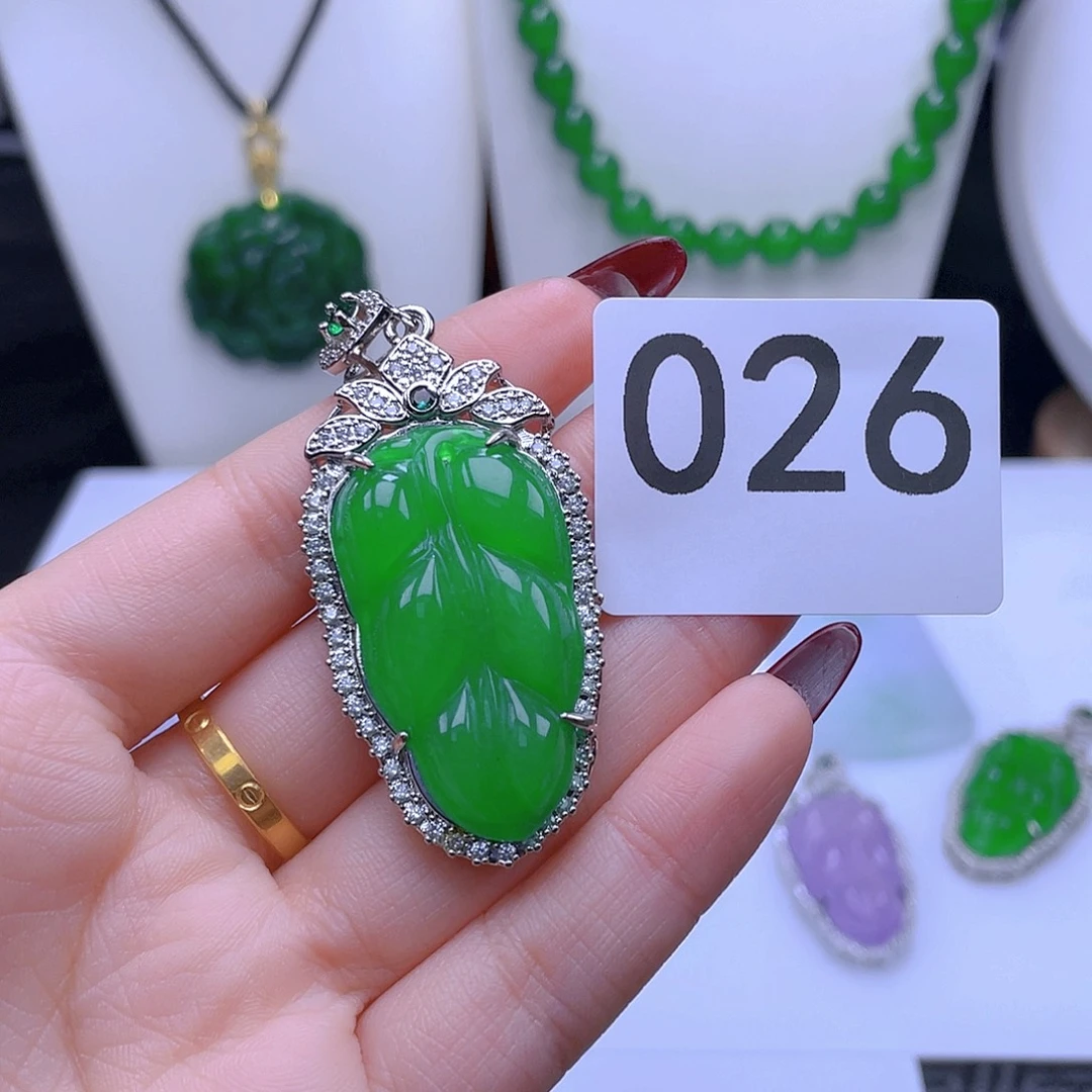 翡翠吊坠(赠链)未镶嵌