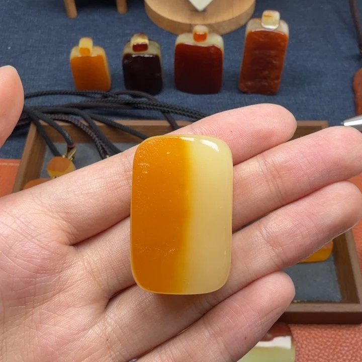 蜜蜡未镶嵌吊坠(赠链)