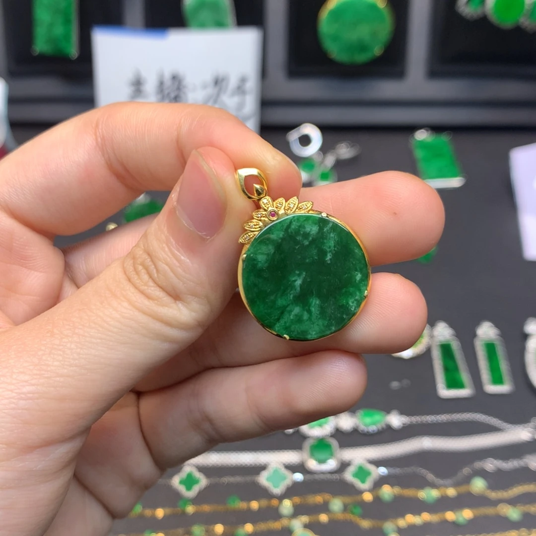 翡翠18K金镶嵌颈饰有纹裂