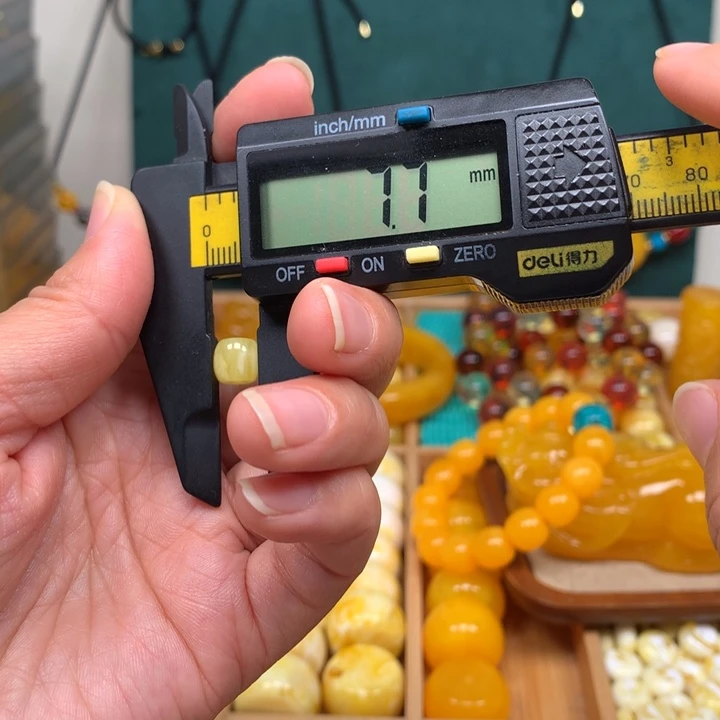 非金属仿琥珀饰品11