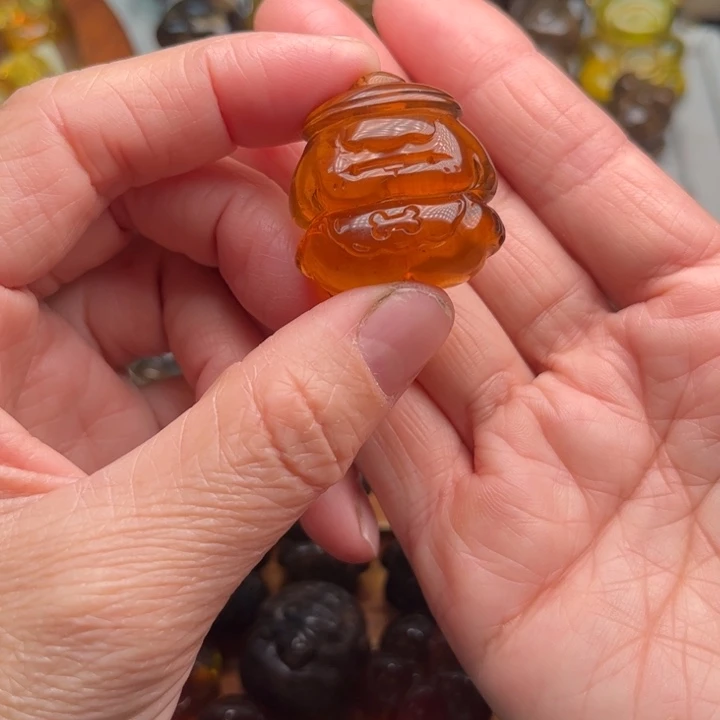 琥珀未镶嵌颈饰狗子