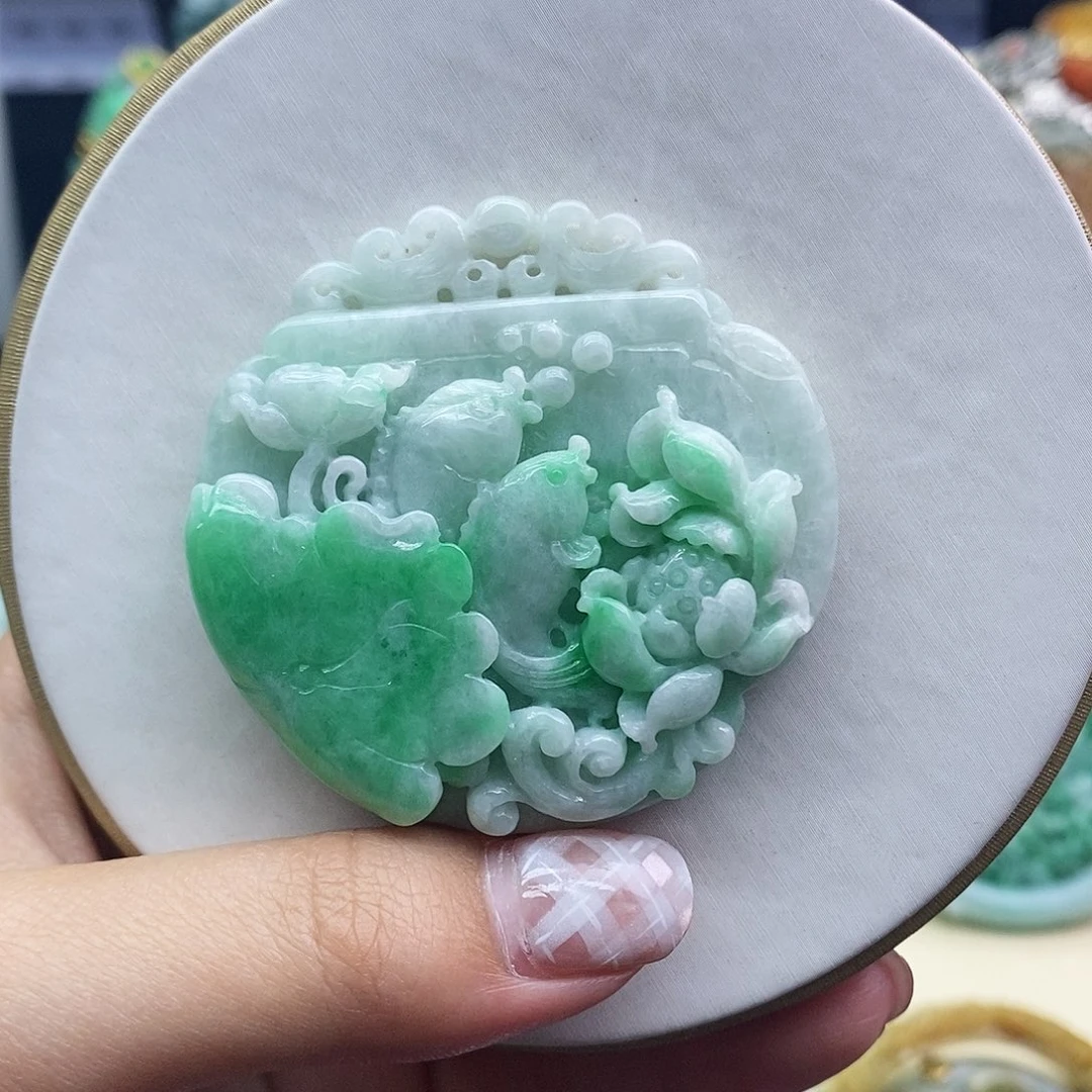 翡翠未镶嵌吊坠(赠链)