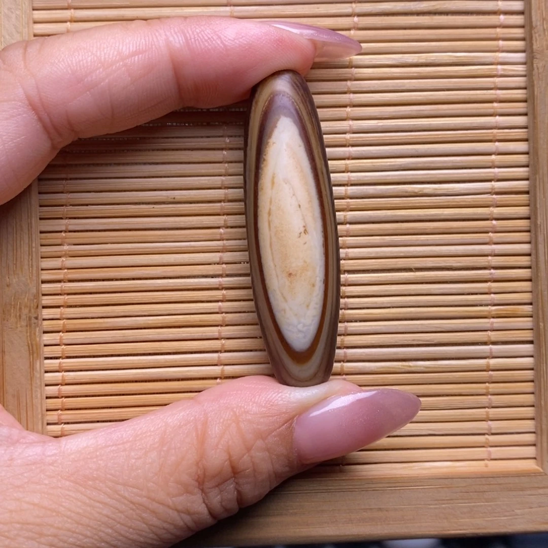 用***8玛瑙/玉髓未镶嵌珠宝半成品