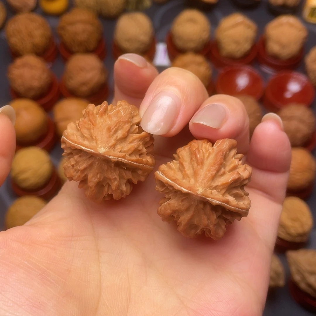 文玩核桃吊坠珊瑚塔