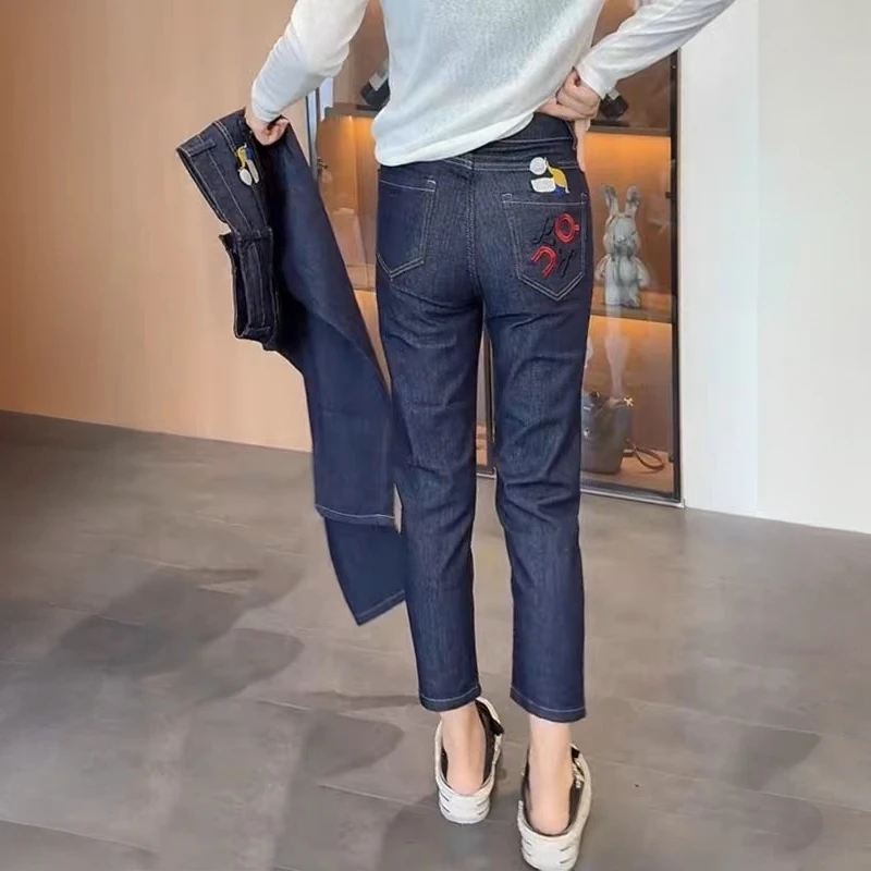 深蓝色弹力刺绣直筒牛仔裤女2025秋季新款高腰修身显瘦九分烟管裤