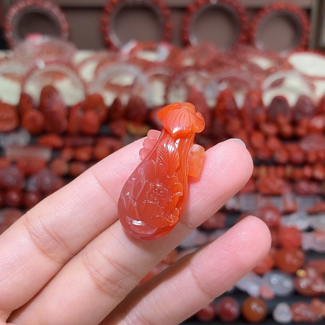 南红玛瑙未镶嵌颈饰琵琶吊坠