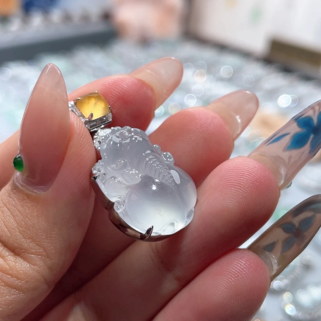 颈饰18K金镶嵌翡翠貔貅