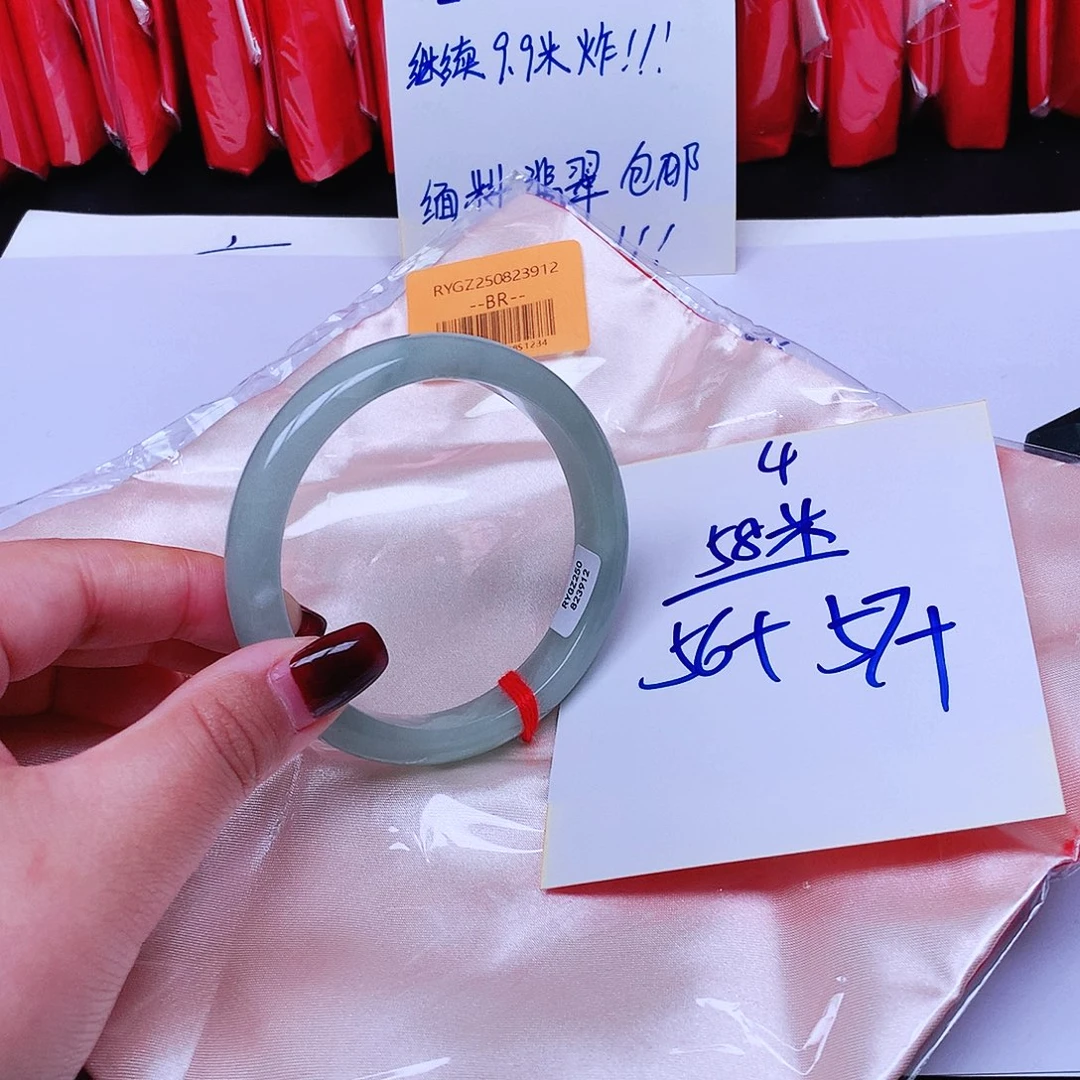 翡翠未镶嵌手镯4。