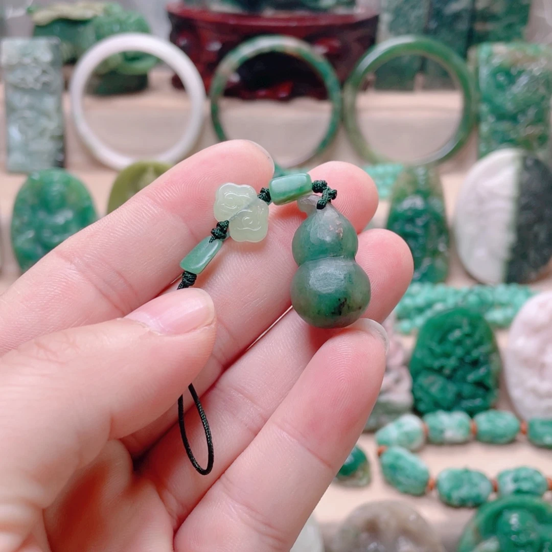 独山玉未镶嵌颈饰