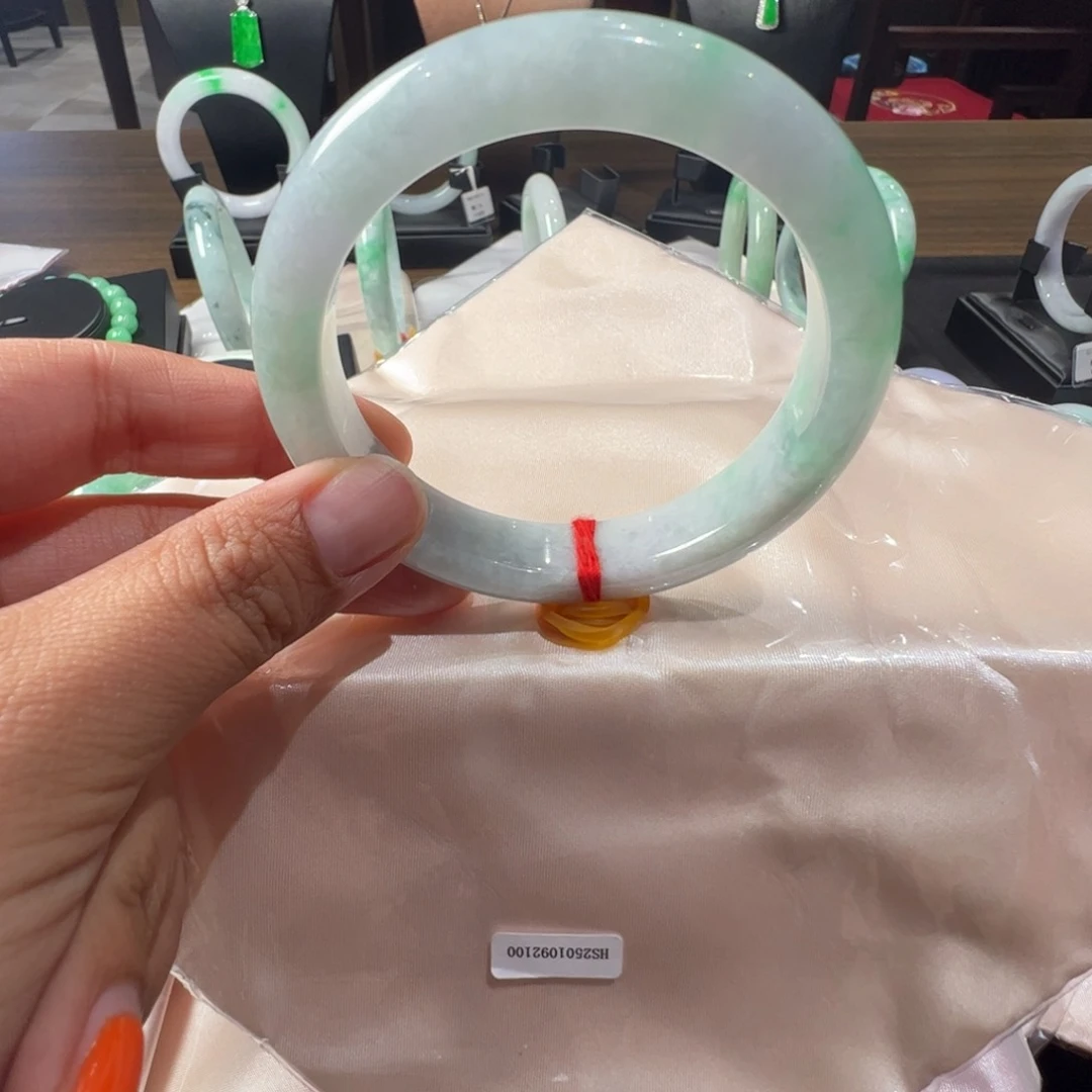 翡翠手镯未镶嵌冰飘绿