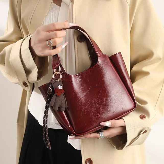 磁扣韩版单肩斜挎包红色妈妈包包女士包时髦小姨风百搭水桶包休闲