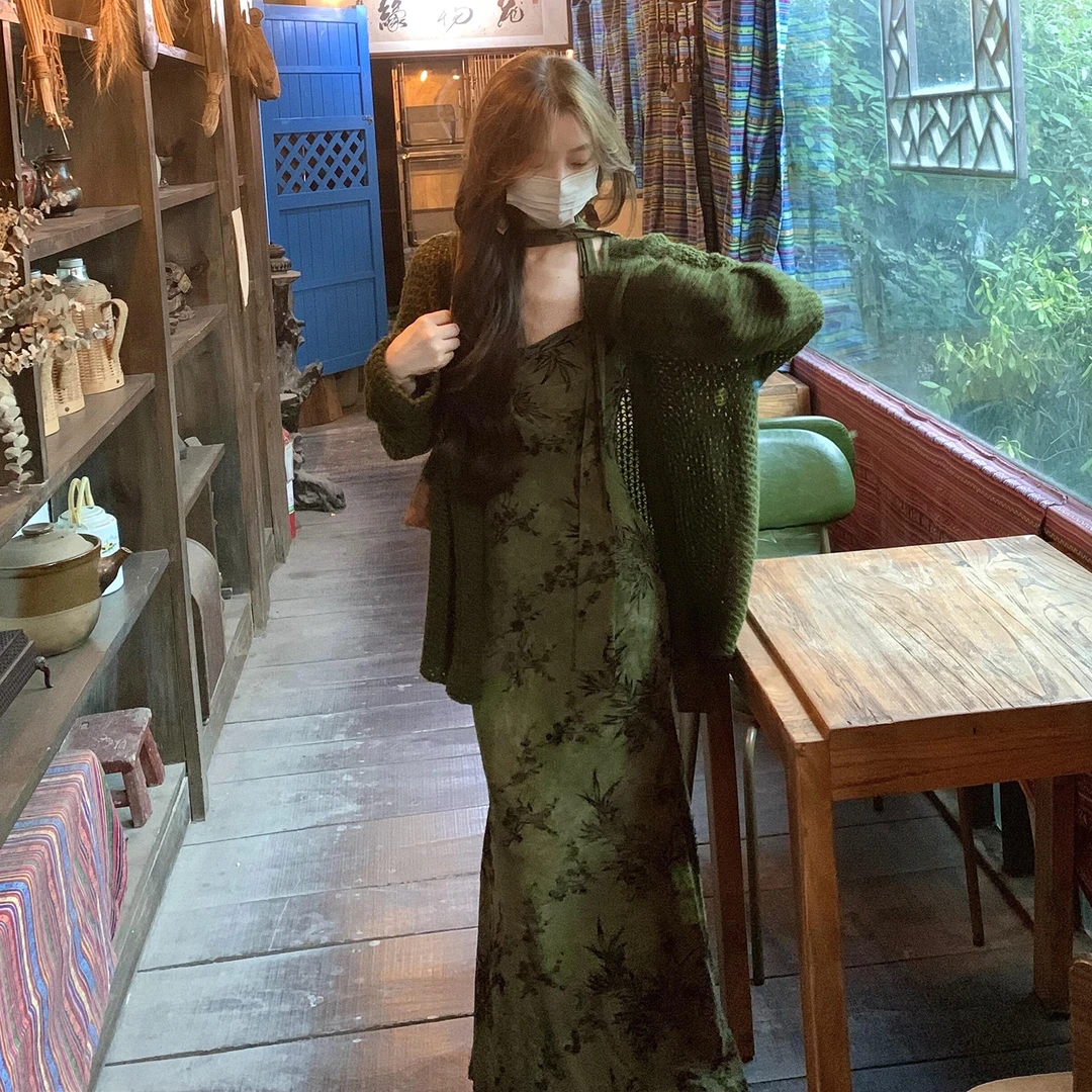 法式高级感绿色针织开衫V领吊带连衣裙女早秋2025新款度假风长裙