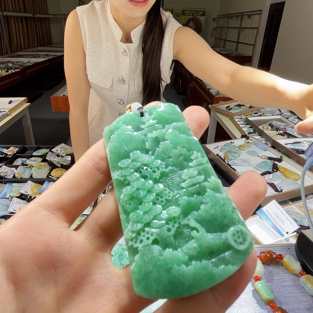 翡翠未镶嵌颈饰一