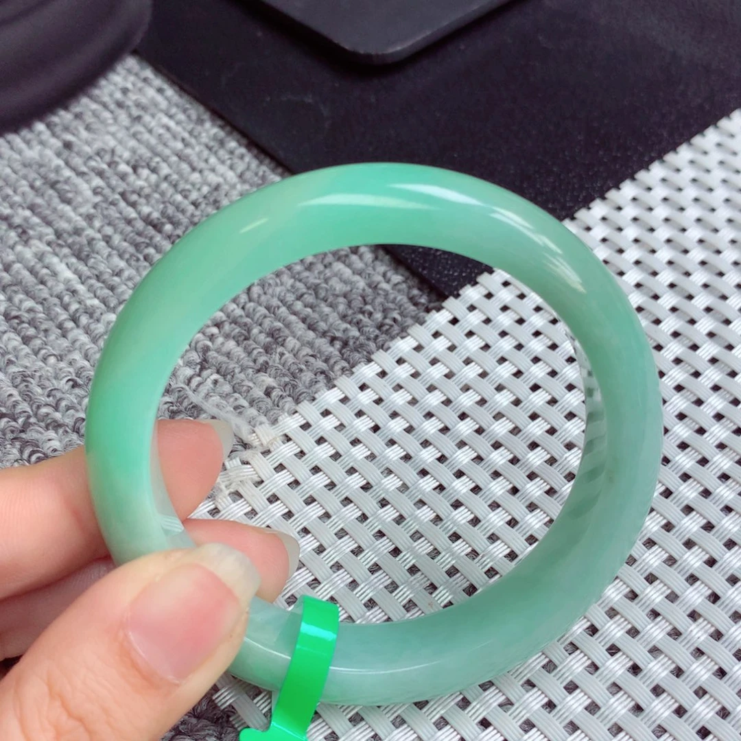 翡翠手镯未镶嵌缅甸