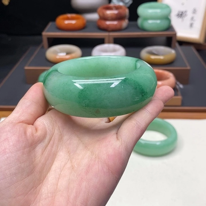 乖***头石英质玉（非洲翠）未镶嵌佘