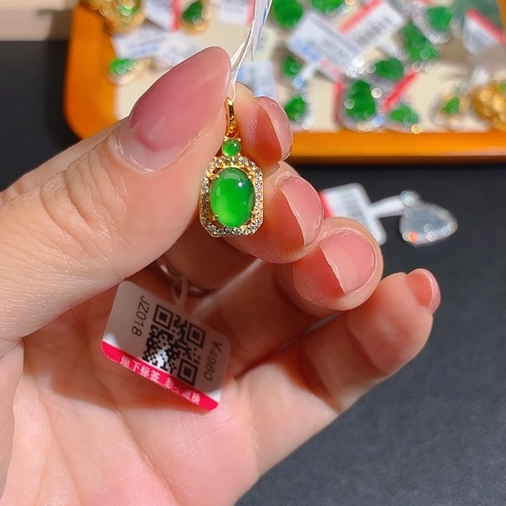 翡翠足银镶嵌颈饰福利