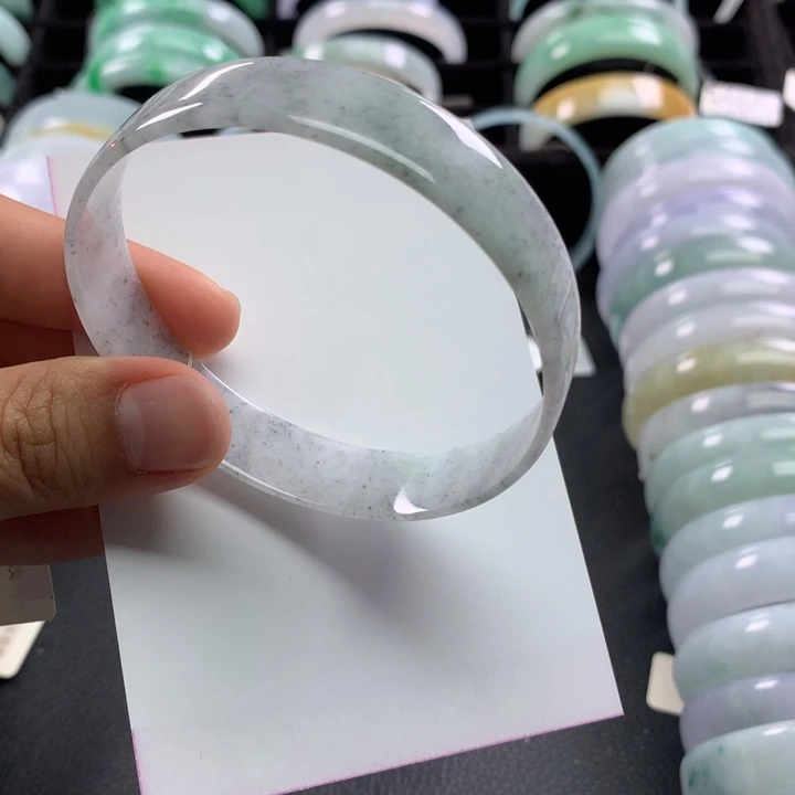 翡翠未镶嵌手镯公主