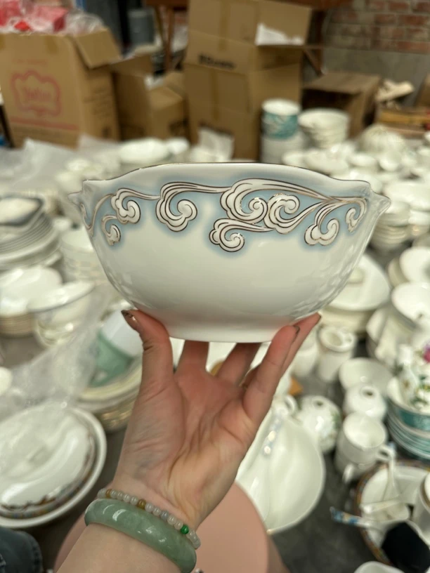 唐山骨瓷浮雕祥云 8 寸大汤碗，微瑕款，介意勿拍，谢谢