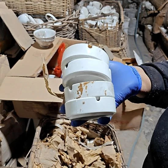 摆件盘子碗茶壶啥都有
