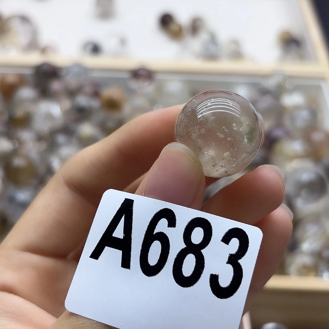 于***。水晶未镶嵌珠宝半成品683