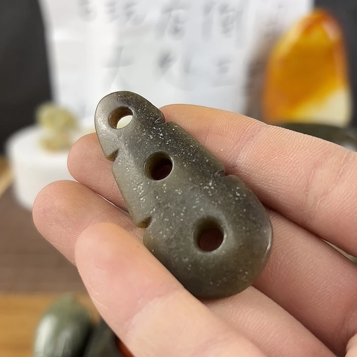 和田玉挂件未镶嵌识**马