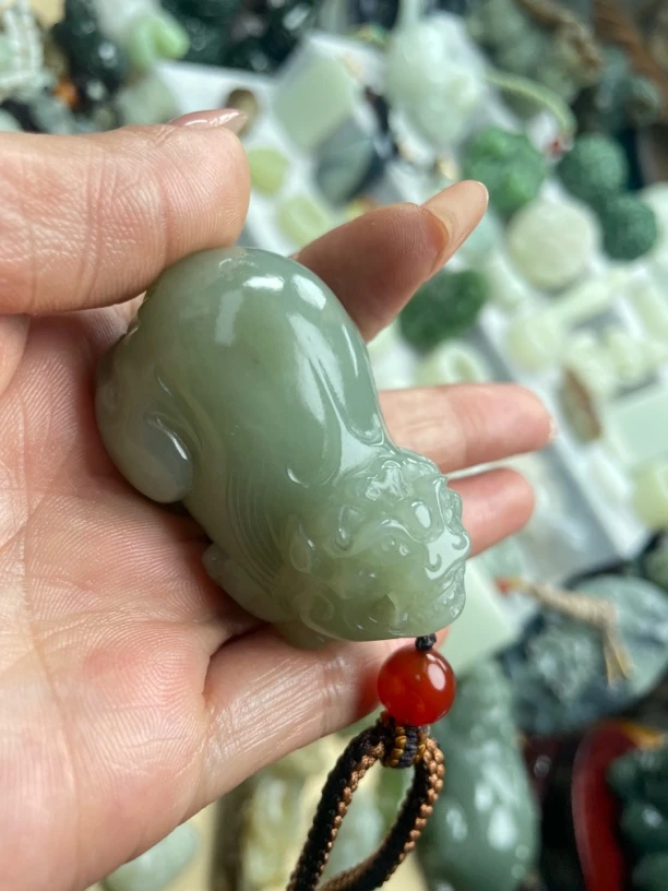 和田玉且末蓝貔貅手把件