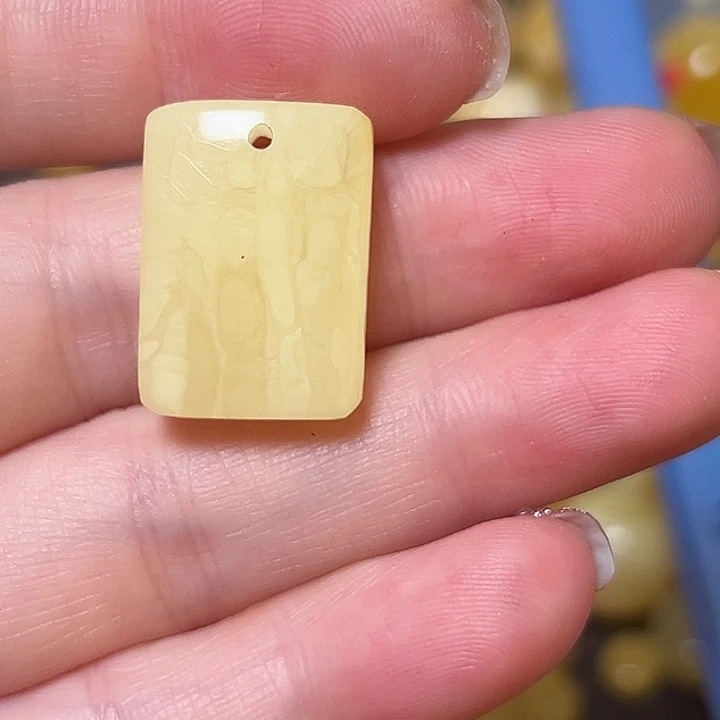 蜜蜡未镶嵌裸石微瑕157