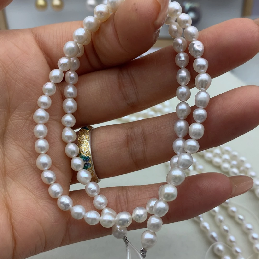 静***悄未镶嵌淡水珍珠颈饰