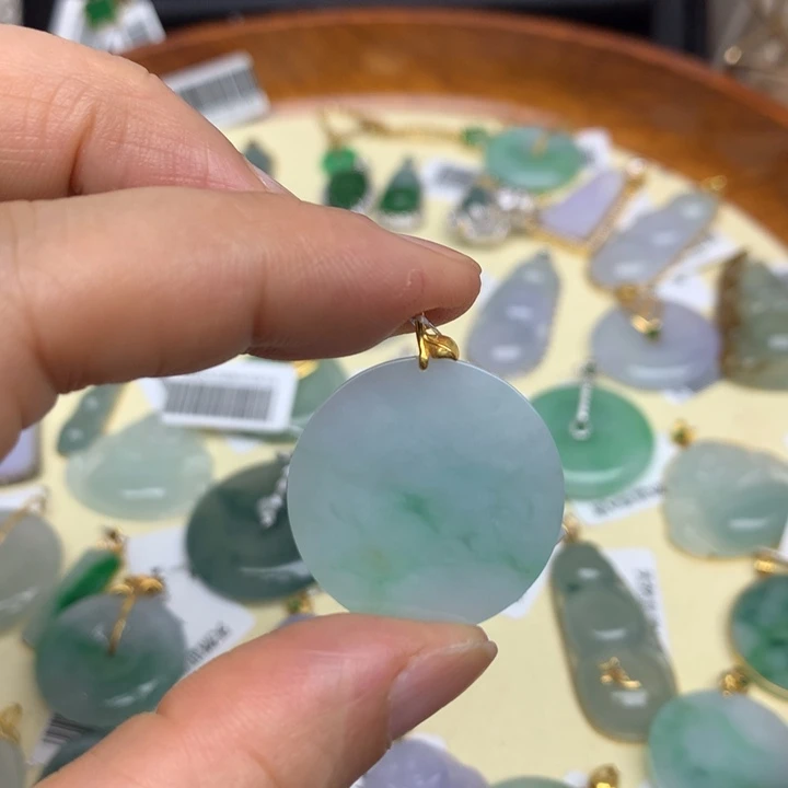 颈饰18K金镶嵌翡翠吊坠