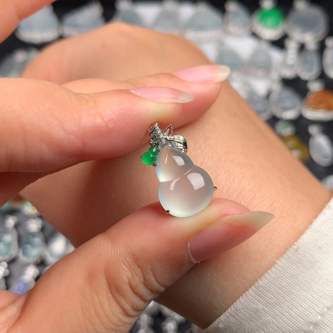 颈饰18K金镶嵌翡翠天空蓝葫芦