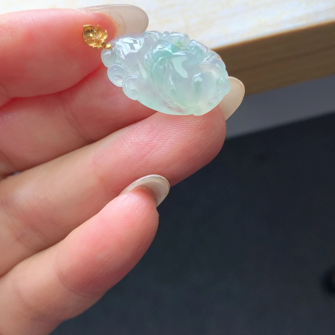 翡翠18K金镶嵌颈饰吊坠