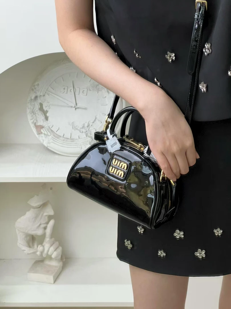 99新 MIU MIU/缪缪 miumiu 半月包黑金漆皮/优品