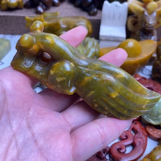 蛇纹石玉未镶嵌颈饰