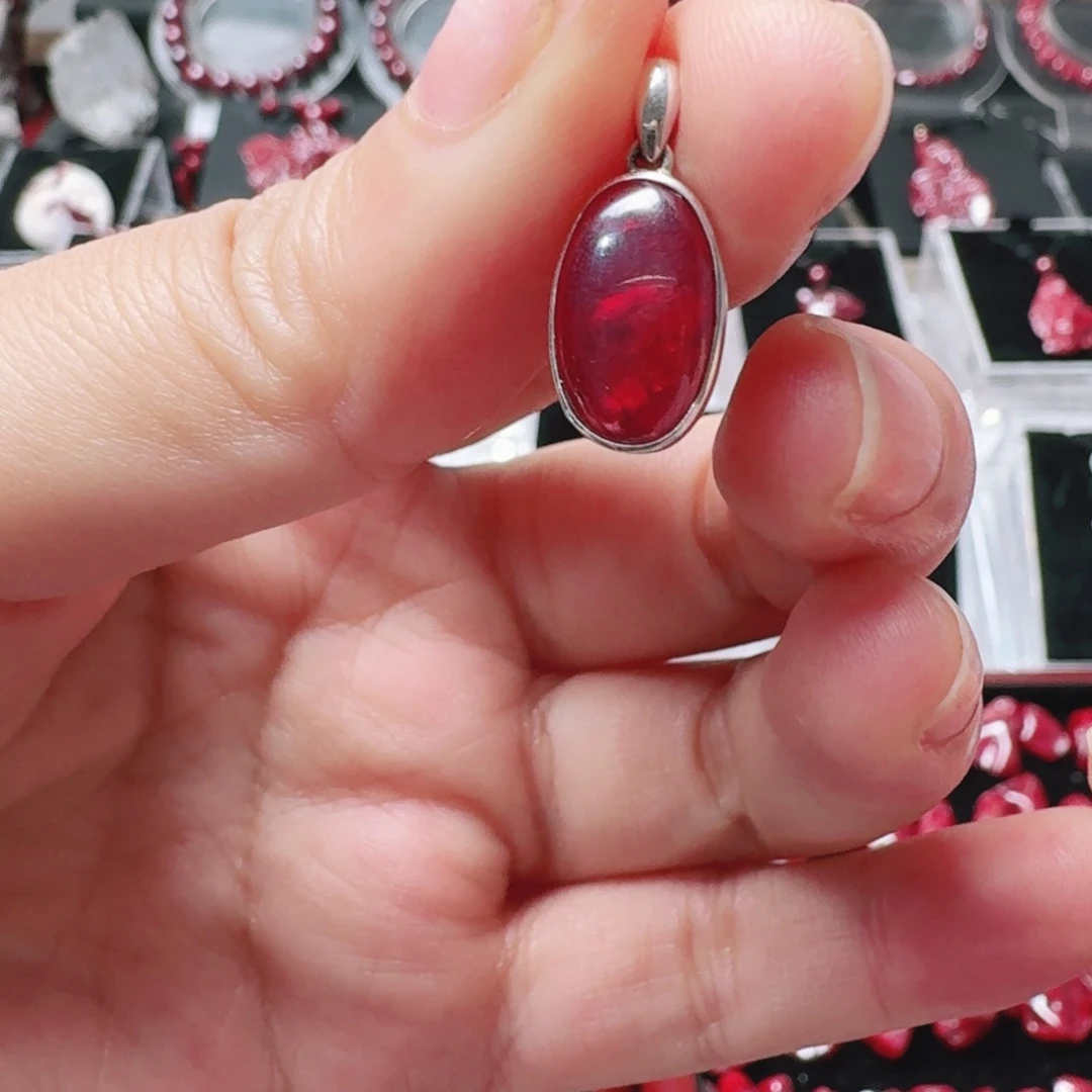 天然辰砂天然朱砂晶体镶嵌吊坠