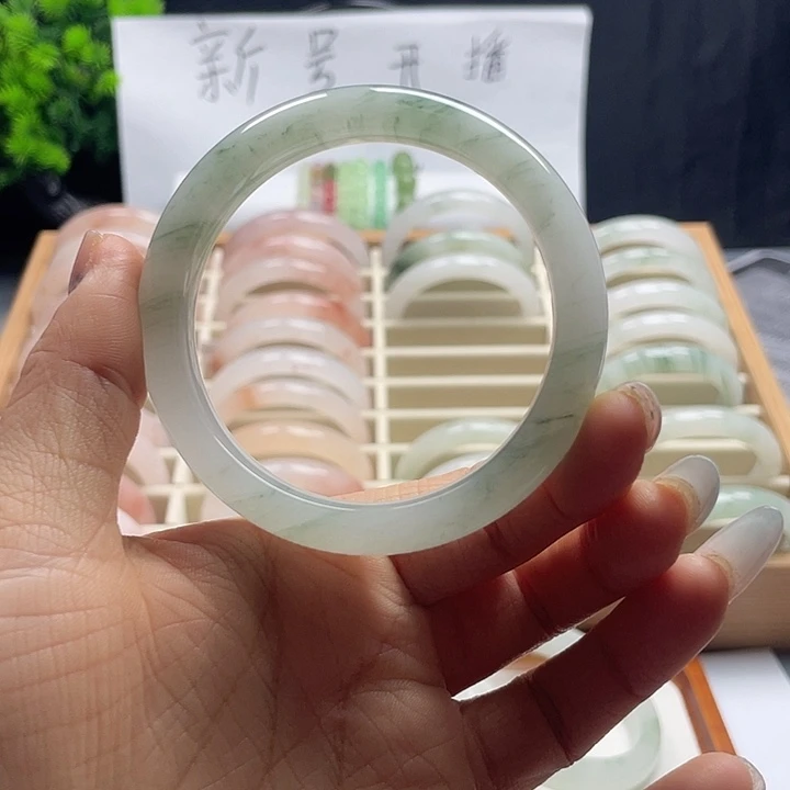 未镶嵌手镯石英质玉（天山翠）56.4