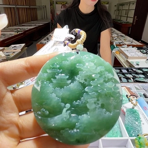 翡翠未镶嵌颈饰一个