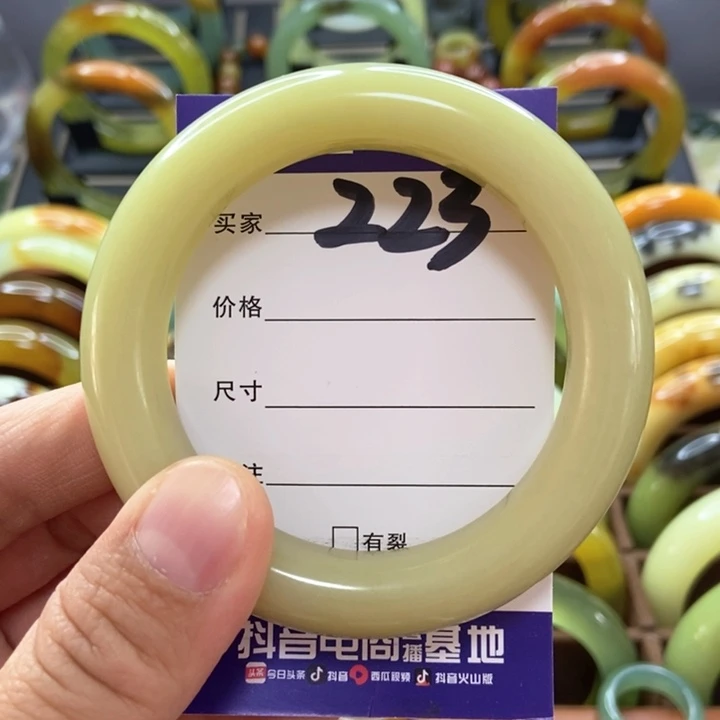 蛇纹石玉手镯未镶嵌木*。