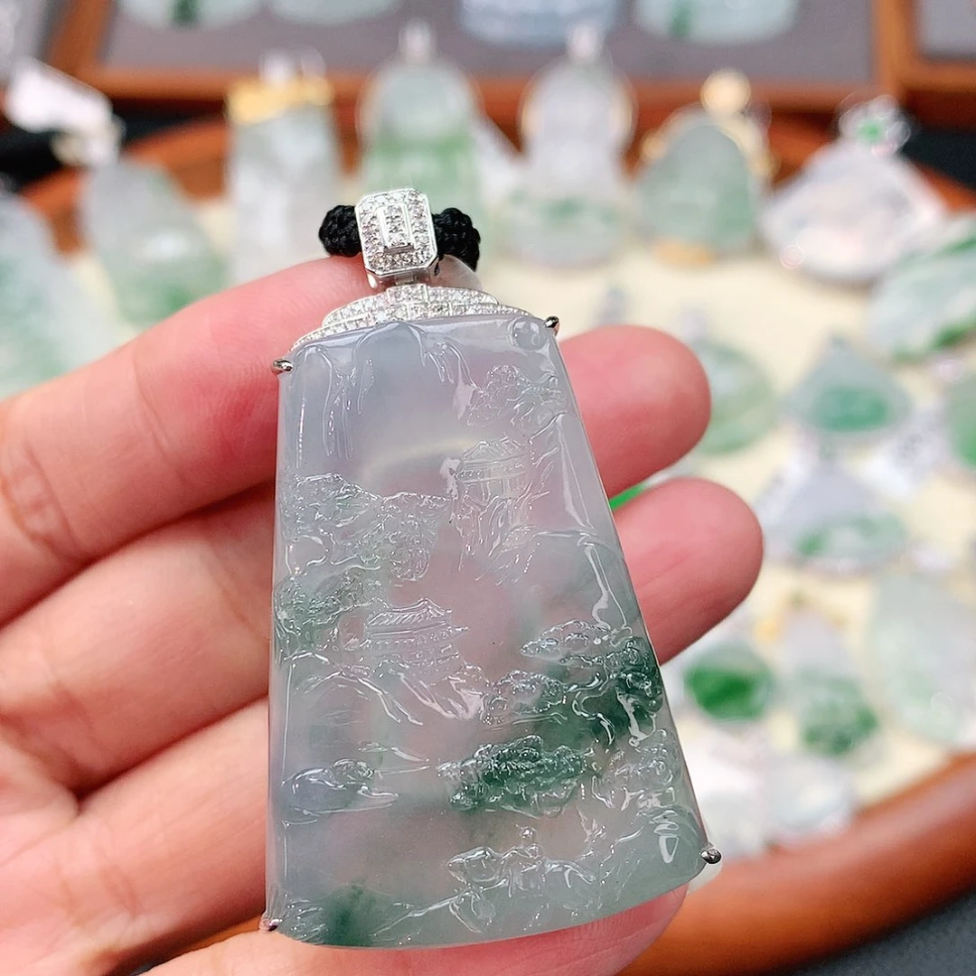 颈饰18K金镶嵌翡翠山水牌