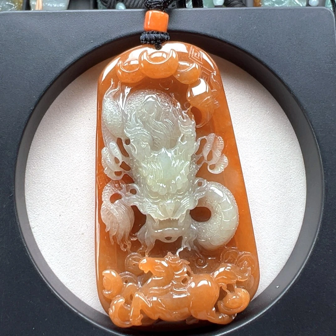 翡翠未镶嵌颈饰龙