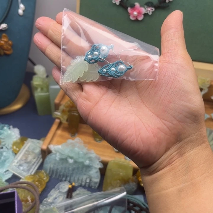 请***姐蛇纹石玉合金吊坠