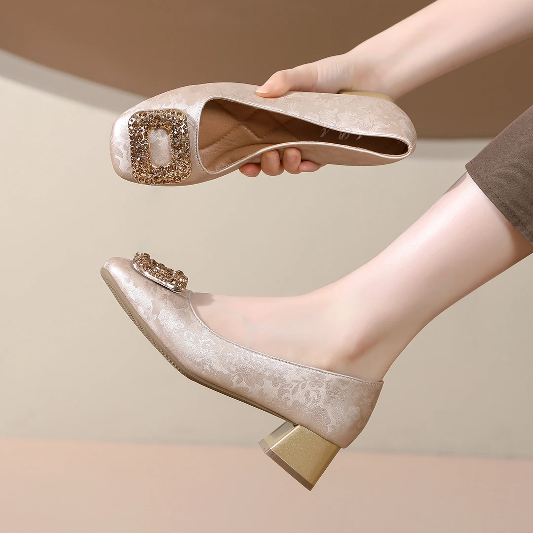 2025新款法式真皮方头水钻浅口单鞋女粗跟软底国风一脚蹬女单鞋