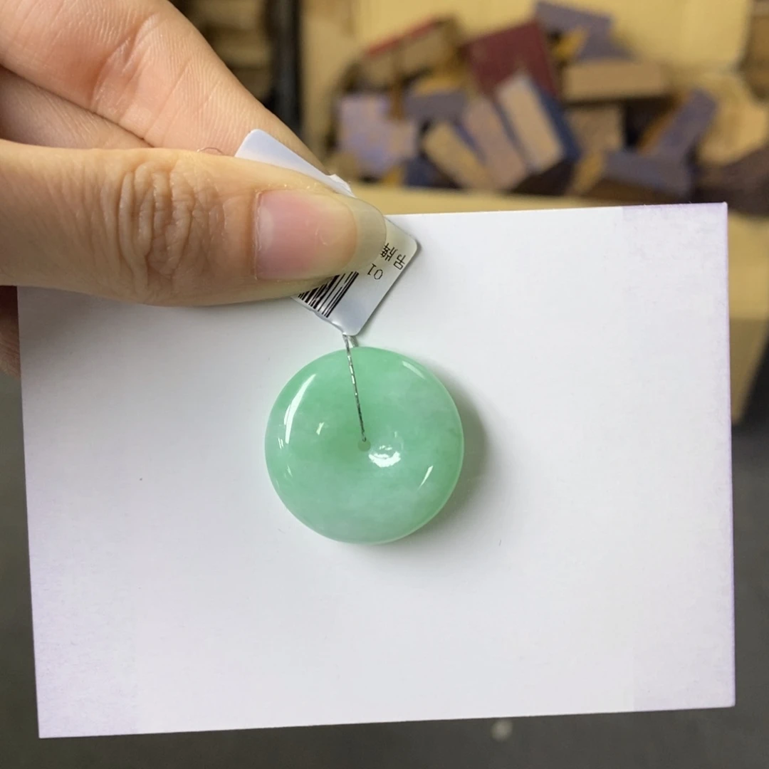 翡翠颈饰未镶嵌平安扣