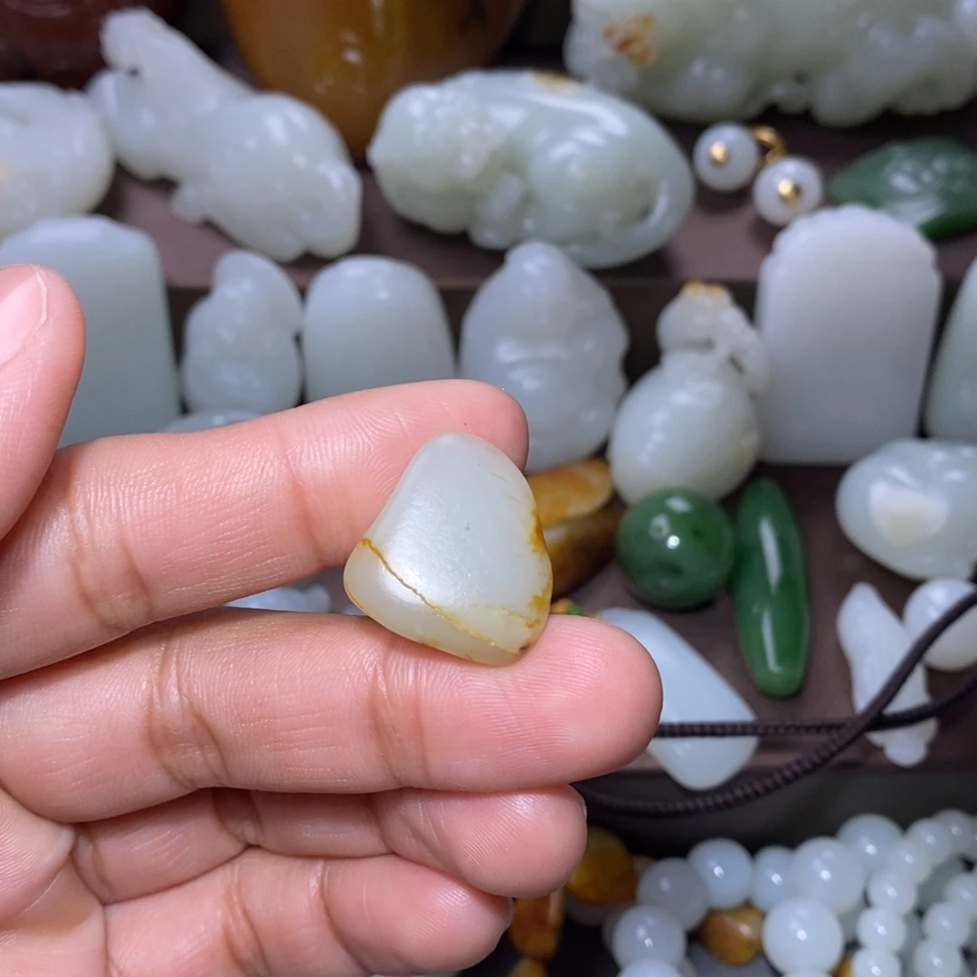 和田玉颈饰未镶嵌滴**石