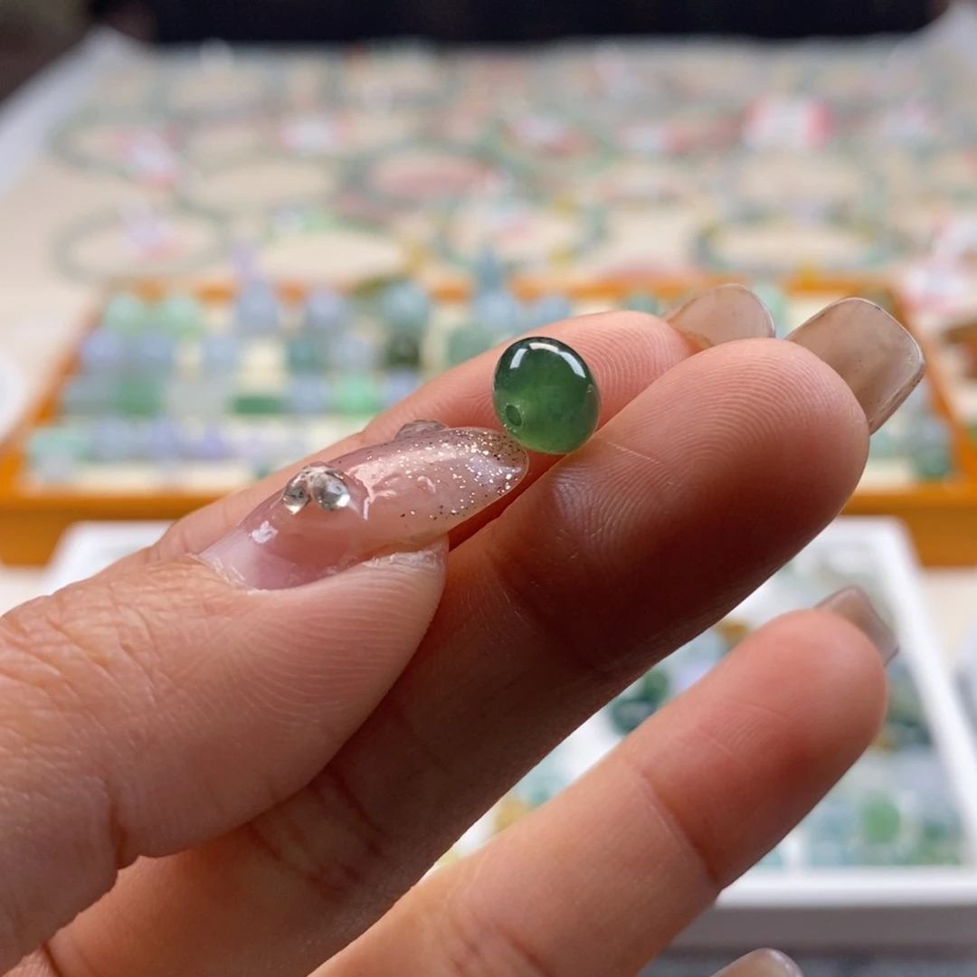 翡翠散珠天然翡翠啤酒绿7.8×5.8