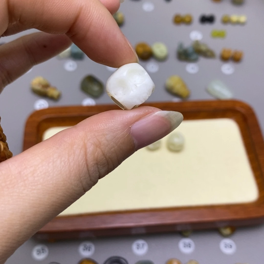 没***。蛇纹石玉未镶嵌配饰