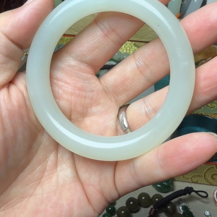 和田玉未镶嵌手镯