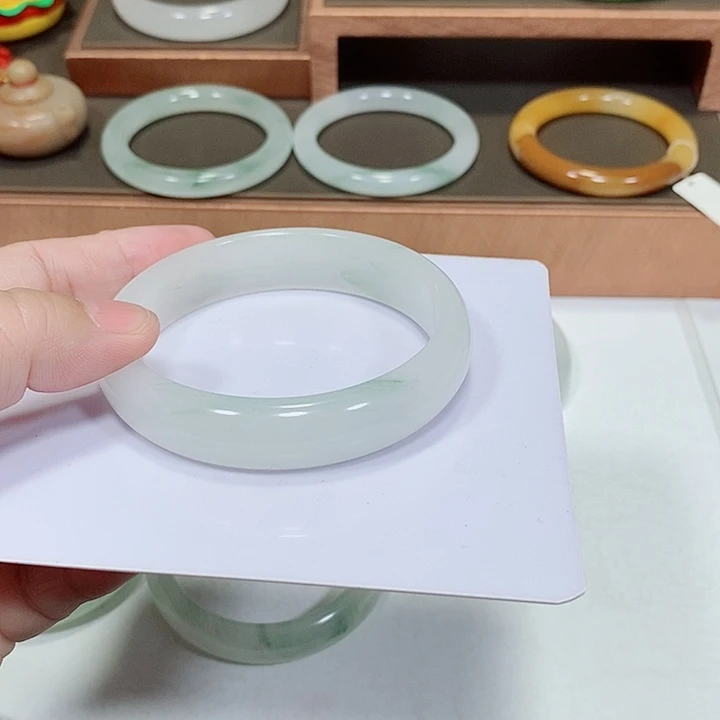 用***8石英质玉未镶嵌手镯